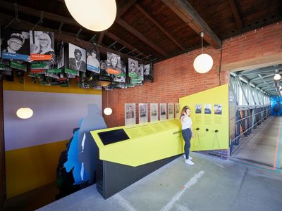 72 Porträts von Menschen, die dem sächsischen Steinkohlenbergbau seit Beginn bis heute verbunden waren und sind, sind in einer Deckeninstallation zu sehen.